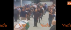 Saluto fascista al funerale, la Digos identifica 23 persone: denunciate