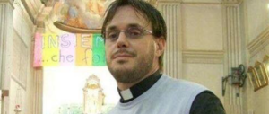 Ex parroco, gay e sposato, dice messa: ecco la predica del don Arcobaleno…