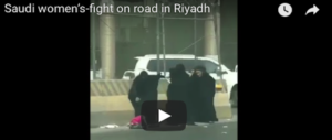 Riad, agghiacciante rissa in burqa: la mamma mena duro e scaraventa in terra la bimba (VIDEO)