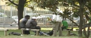Bimbi sfrattati dai giardinetti: i pusher africani s’impadroniscono del parco
