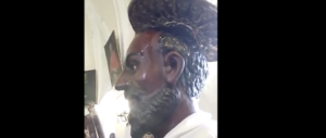 La sindaca Pd crede nel miracolo del santo che suda. Il vescovo “nasconde” la statua (video)