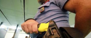 Taser, funziona eccome: usato con successo con 2 immigrati armati. Salvini: avanti così
