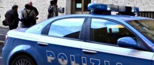 Rapina un disabile e prende a testate l’auto della polizia che lo ferma: libico in manette
