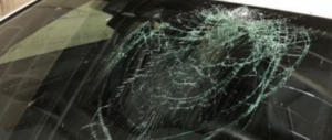 Vercelli, torna l’allarme: lanciano un oggetto dal cavalcavia, colpita un’auto