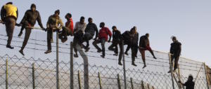 Spagna, il socialista Sanchez come Orban: un muro di filo spinato antimigranti