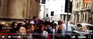 A Milano tutti pazzi per l’apertura di Starbucks: decine in fila fin dal mattino (video)