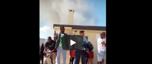 Paura per 400 profughi vicino Venezia: a fuoco il centro di accoglienza (video)