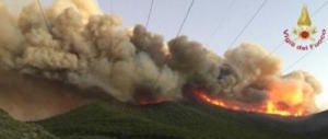Incendio sul Monte Serra, in campo anche la Folgore. Ci sono sospettati