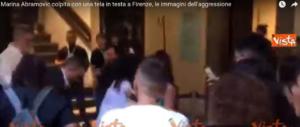 Aggredita l’artista Marina Abramovic: un uomo l’ha colpita con una tela (video)