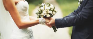 «Tassa sulla sposa troppo scollata»: bizzarra crociata di un sacerdote