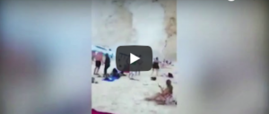 Paura sull’isola di Zante, si sgretola un pezzo di scogliera: turisti travolti (video)