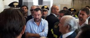 Salvini all’hotel dei migranti a Recanati: «Qui servono le ruspe»