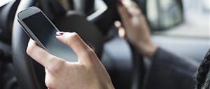 L’assessore lombardo De Corato: “Lo smartphone può essere pericoloso in strada”