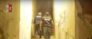 La droga cade dal cielo: scoperto il trucco dei pusher di Taranto (video)
