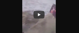 Tsunami in Indonesia. Ecco l’onda di tre metri che si abbatte sulla spiaggia (video)
