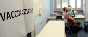 Sanzioni e obblighi: cosa rischiano i genitori che non vaccinano i figli