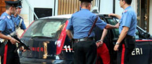 Napoli, immigrato spacciatore con hashish nelle sigarette: botte ai carabinieri