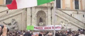«Raggi, una buca ti inghiottirà»: folla anti-M5S in Campidoglio (video)