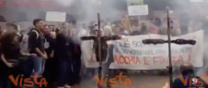 Studenti, centri sociali e migranti uniti in piazza. E si scatena l’inferno (video)