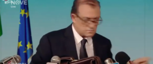 Crozza, esilarante imitazione di Tria: «Sono ostaggio del governo» (video)