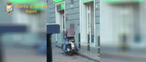 Napoli, falso cieco dipendente del Comune sorpreso a guidare uno scooter (video)