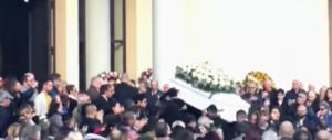 A Cisterna i funerali di Desirée, tante lacrime e un grido: «Adesso giustizia» (video)