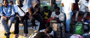 «È uno schifo»: migranti nudi ai balconi della casa della Curia. La rabbia dei residenti