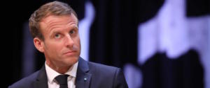 Disse «italiani vomitevoli»: Macron lo promuove e lo porta all’Eliseo