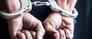 Nigeriano fuori controllo, aggredisce e molesta due ragazze: una ha solo 15 anni
