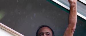 Riace, la piazza canta “Bella Ciao” e il sindaco saluta a pugno chiuso (video)