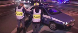 Inferno in strada, nigeriano furioso si butta sulle auto in corsa. Gli agenti: rischiata la strage