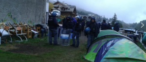 Il sindaco approva, il parroco pure: blitz nella chiesa okkupata da anarchici e migranti