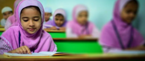 Sharia in vetrina, hijab per bimbe in vendita come grembiuli scolastici: bufera su M&S