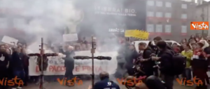Bruciati i manichini di Di Maio e Salvini. Ma non era la Lega a seminare odio? (video)