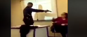 Punta la pistola in faccia alla prof: “Mettimi presente”. Le immagini virali scuotono la Francia (video)
