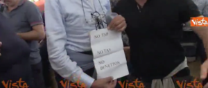 Alla kermesse M5S il padre di Dibba con il cartello no-Tav e no-Benetton (video)