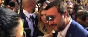 Chi grida «salvaci», chi grida «fuori»: ecco le immagini di Salvini a San Lorenzo (3 video)