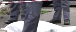 Senza pietà, dà appuntamento all’ex e la fredda in strada con 5 colpi di pistola