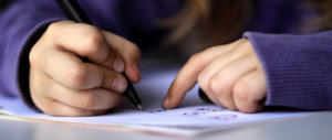 Sconcerto tra i bimbi, la maestra assegna il tema: scrivi una lettera d’amore gay