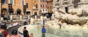 Fontana di Trevi: straniero prende a calci i passanti e sputa agli agenti