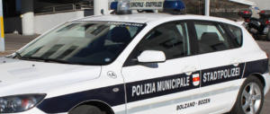 Gli chiede i documenti, lui le lancia una pietra: vigilessa aggredita da immigrato africano