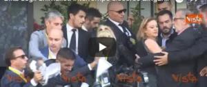 Vergognatevi! Andate dallo psichiatra: al blitz degli animalisti Zingaretti perde le staffe (VIDEO)