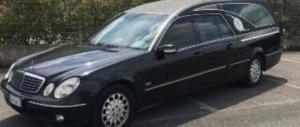 Il carro funebre ha la revisione scaduta e i vigili fermano il funerale