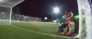 Calcio, portiere sbatte contro il palo: il compagno di squadra gli salva la vita (video)