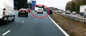 Roulotte contromano in autostrada: panico tra gli automobilisti (video)