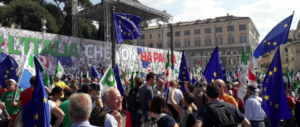 Diego Fusaro ridicolizza la piazza del Pd: «O partigiano, portali via…» (video)