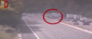 Rocambolesca fuga in autostrada di finti finanzieri dopo una rapina a Spoleto (video)