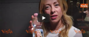 Giorgia Meloni sfida Chiara Ferragni: “Questa è la mia acqua…” (video)