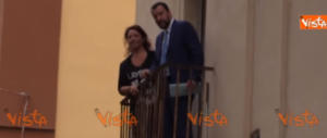 Napoli, Salvini si affaccia al balcone della parrocchia: «Mai più clandestini» (video)