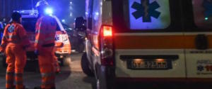 “Deve solo dormire”: l’uomo in terra sta male, ma gli stranieri impediscono i soccorsi